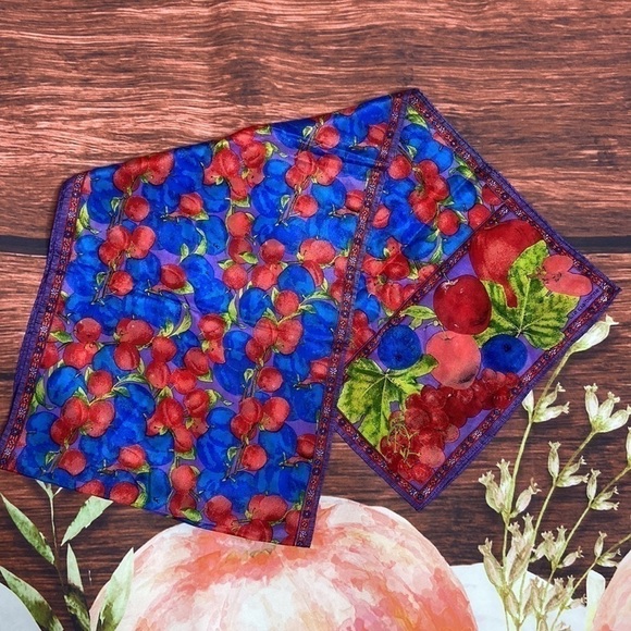 LIZ CLAIBORNE - scarf grape motif - Picture 2 of 4